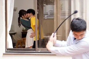 Người phụ nữ trẻ hét lên rằng nó quá lớn và quá tốt để có thể chịu đựng